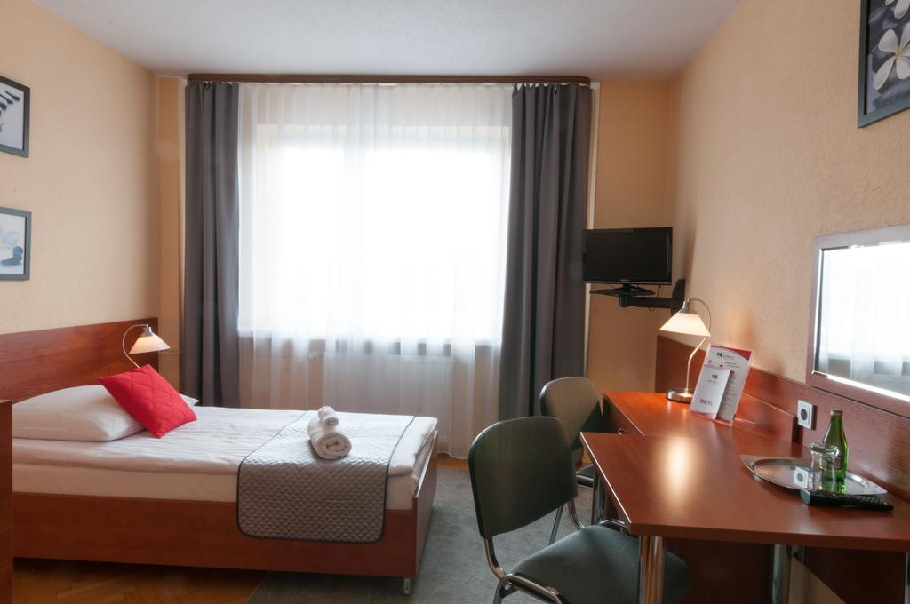 Hotel Komes Skarżysko-Kamienna Esterno foto