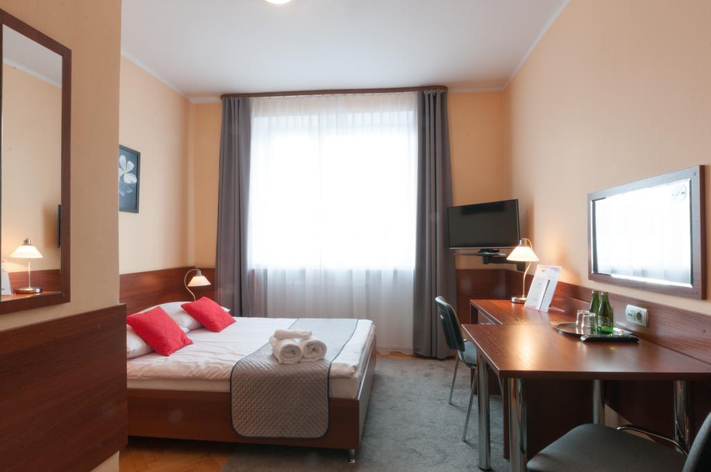 Hotel Komes Skarżysko-Kamienna Esterno foto
