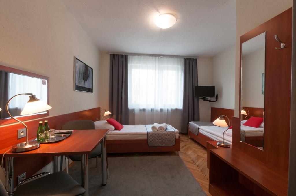 Hotel Komes Skarżysko-Kamienna Esterno foto